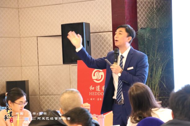 徐老師講課.jpg